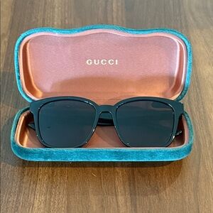 Gucci Black Sunglasses with Green and Brown Velvet Case